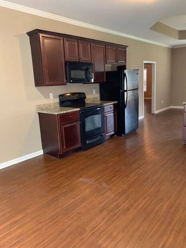 Building Photo - Spacious 3 Bed 3 Bath Available Fall 2025!...