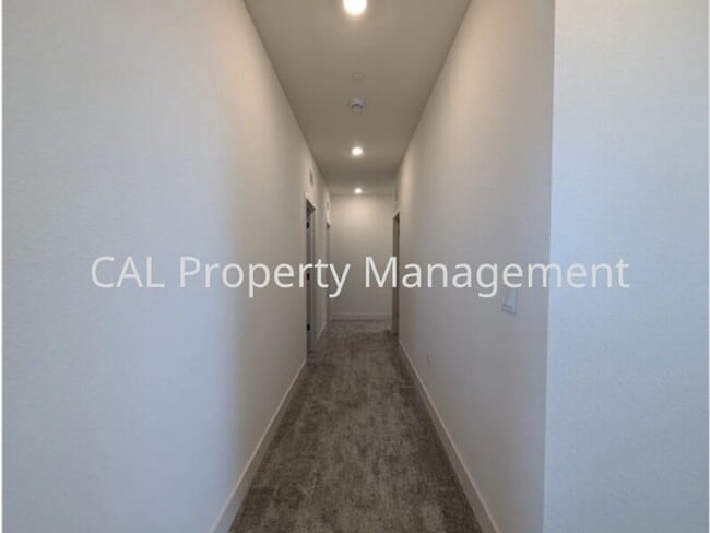 Building Photo - Beautiful 5 Bedroom Home in Hollister