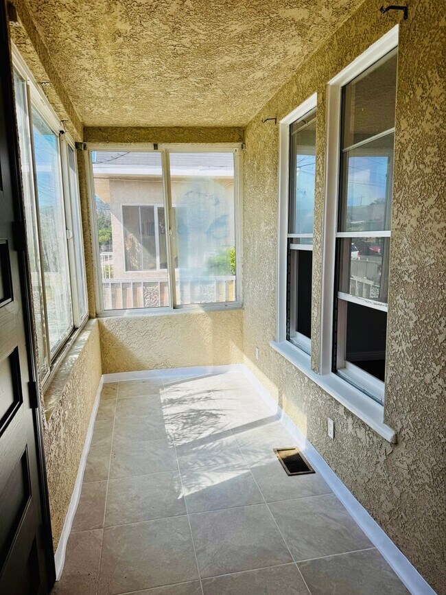 Foto del edificio - Two Bedroom Home with Enclosed Yard for Re...