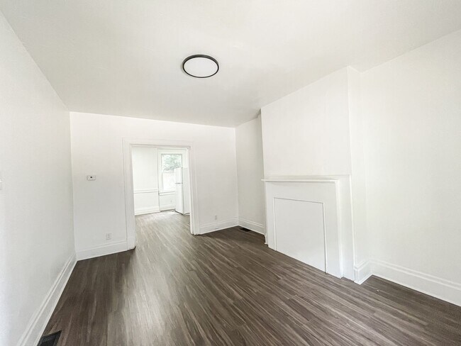 Foto del edificio - Available June - Completely renovated 2 be...