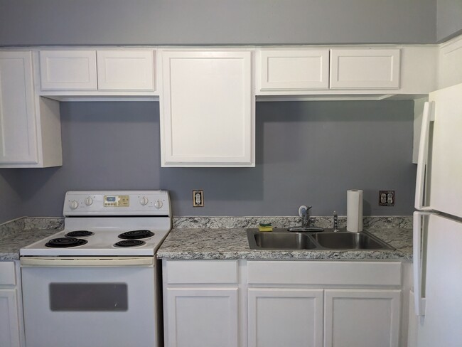 Building Photo - 5885 Dahlia Dr
