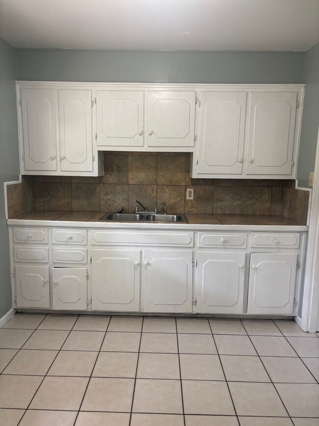 Building Photo - 4161 Yorkshire Ln