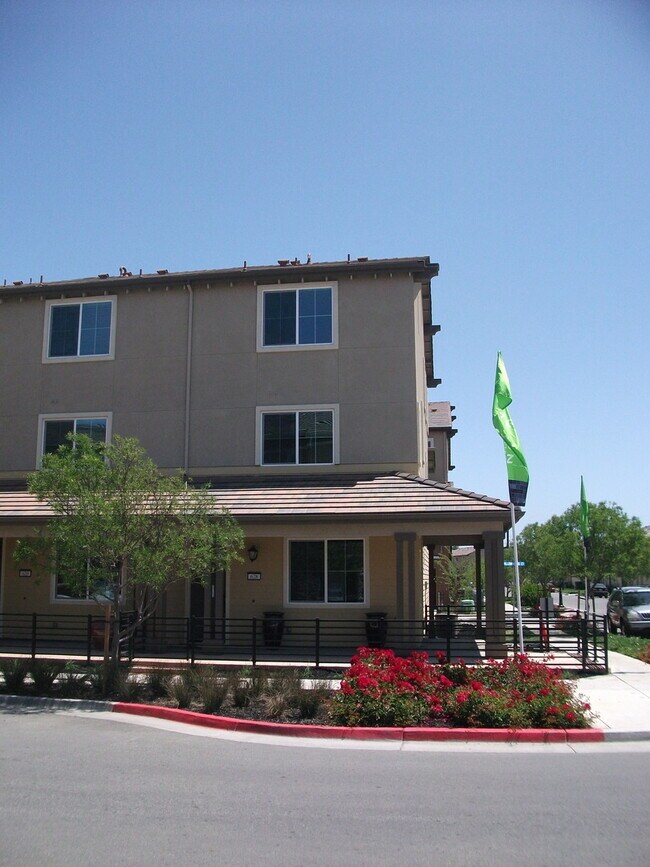 Foto del edificio - New Townhouse 3 bed 3.5 bath In South San ...
