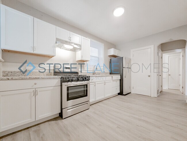 Building Photo - REDUCED!