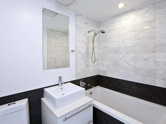 Foto del edificio - 100 Maspeth Ave