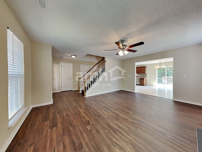 Foto del edificio - 495 Old Wood Ln