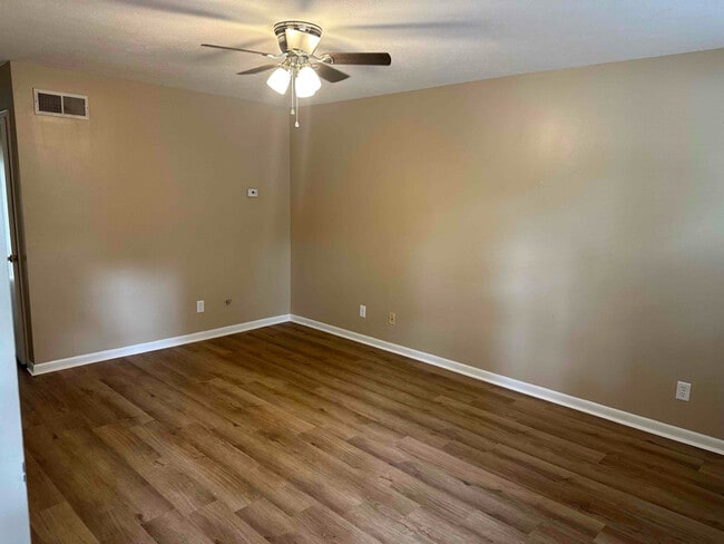 Building Photo - 2500 Redwood Ct