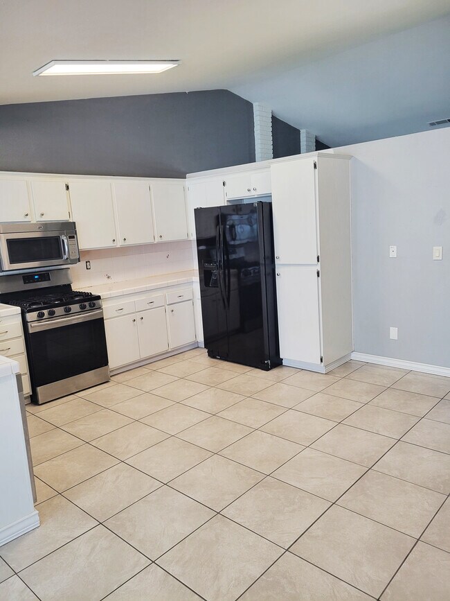 Building Photo - 45414 Clubhouse Dr