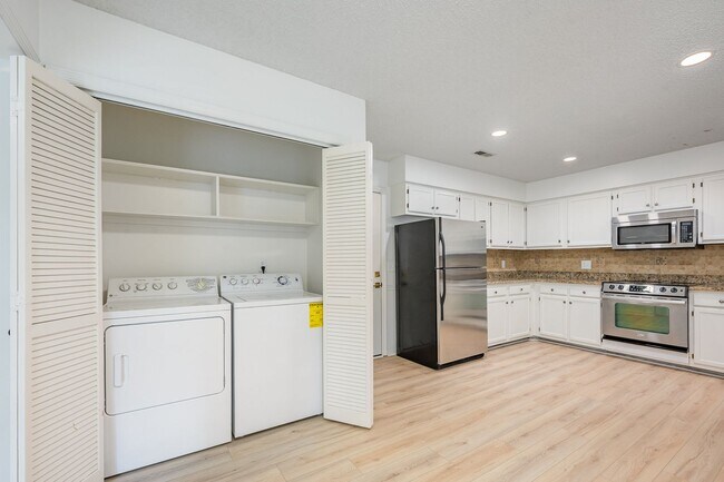 Foto del edificio - Charming 2-Bedroom Home with Sunroom in th...