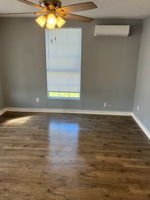 Building Photo - 602 W Santa Gertrudis St