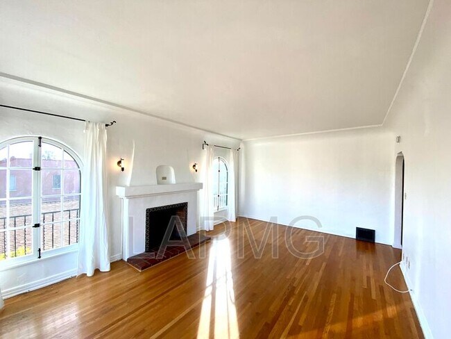 Foto del edificio - 833-835 S Curson Ave