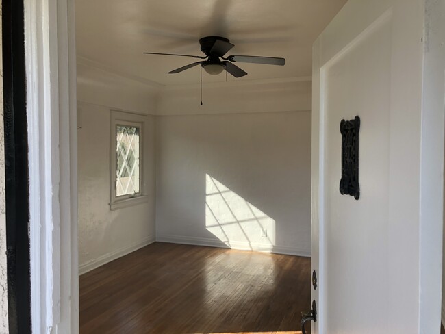 View through front door to living room. - 4519 Alumni Ave