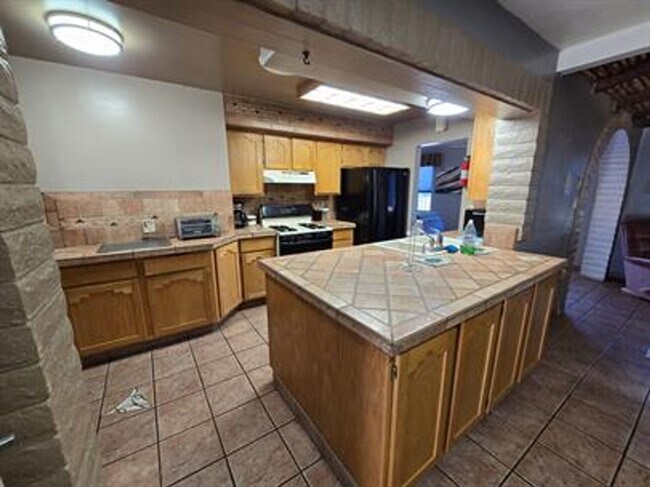 Building Photo - Spacious 3 bedroom/ 2 bath home with R/V parking