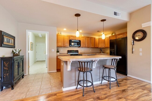 Building Photo - 2125 Calais Dr