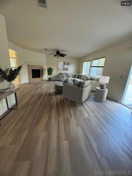Foto del edificio - 1022 Longfellow Ct