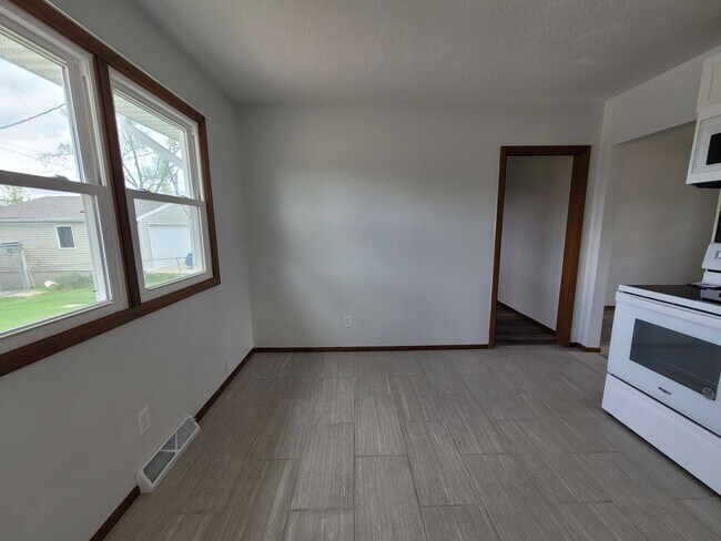 Building Photo - Marion 3 Bedroom 1 bath. Updated!