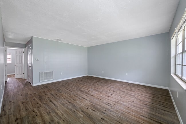 Building Photo - Sunny Point Apartments