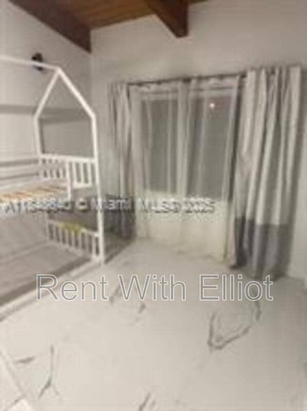 Building Photo - 2671 Parkview Dr S