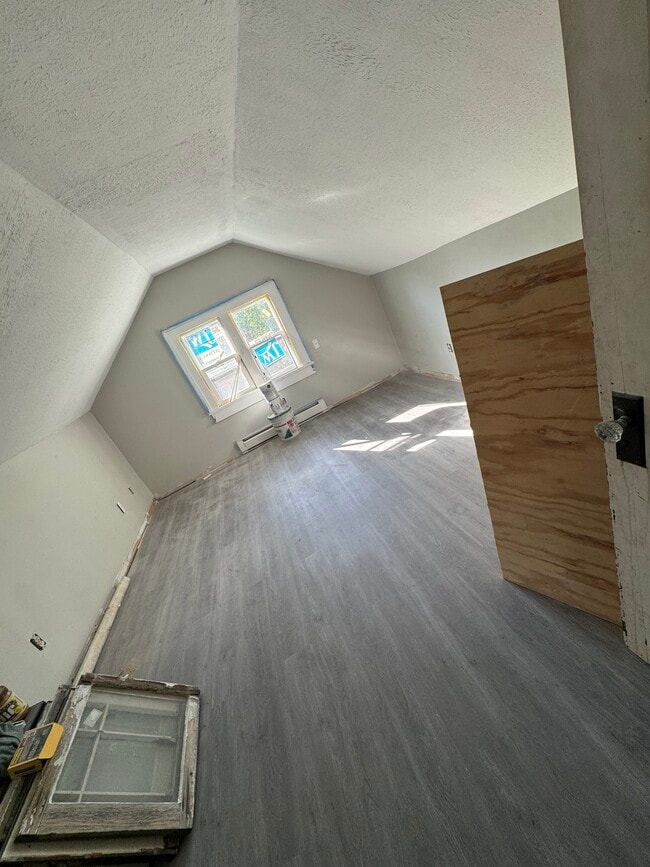 Aprx 170 sqft bedroom - 125 Blymyer Ave