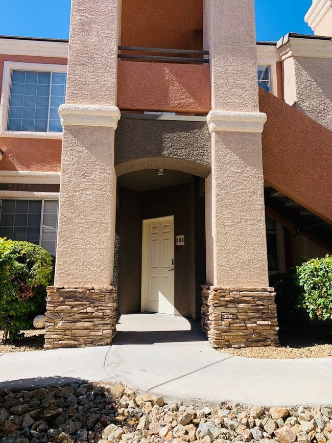 Foto del edificio - 3 bed, 2 bath, 2 car garage townhouse for ...