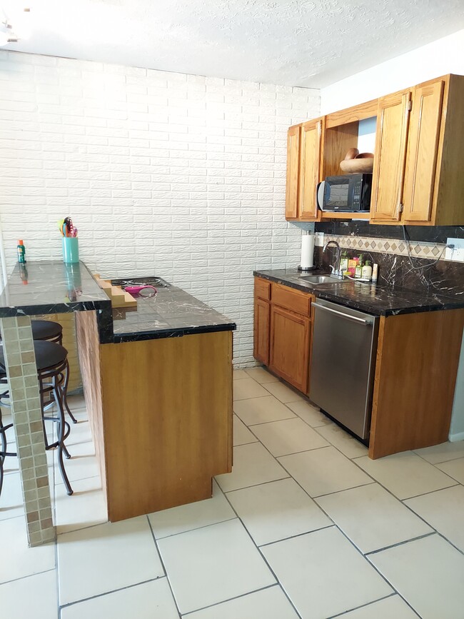 fully equipped kitchen - 4012 DuPont Cir