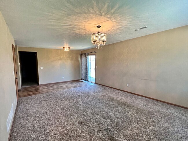 Building Photo - Stunning townhome in Pleasant Hill