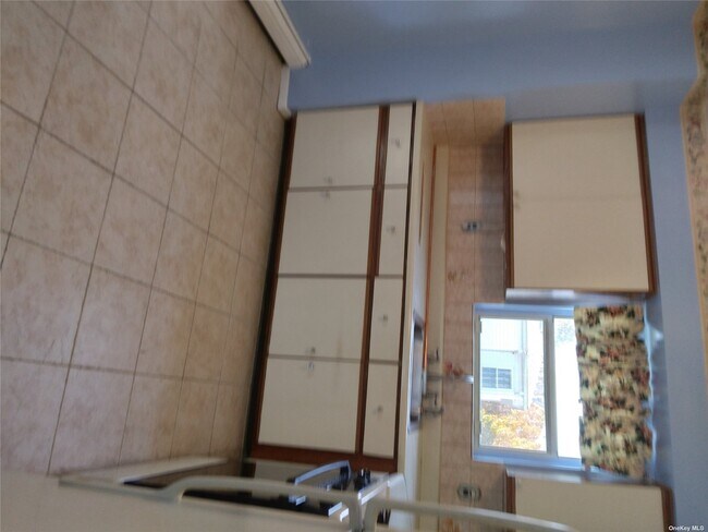 Building Photo - 176-11 120th Ave