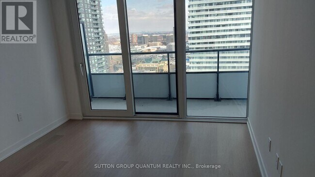 Building Photo - 448 Burnhamthorpe Rd W