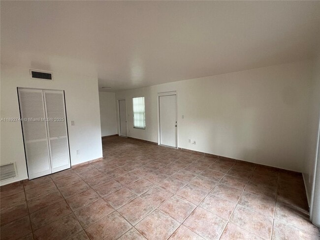 Building Photo - 10756 N Kendall Dr