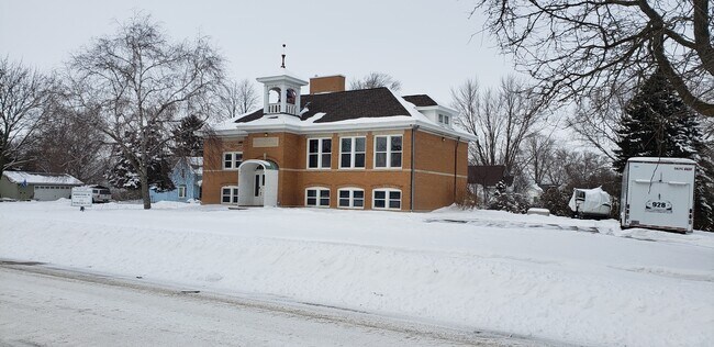 Building Exterior 1 - 604 E Maple St