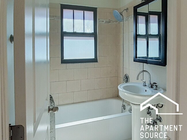 Building Photo - 514 W Cornelia Ave