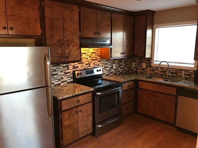 Building Photo - 3BR Eastside Home just off Barnett Shoals