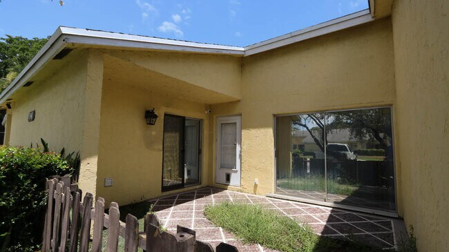 Building Photo - 214 Sparrow Dr