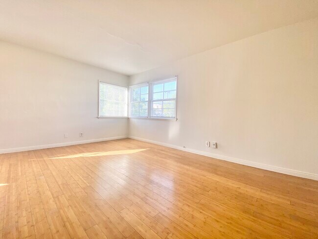 Building Photo - 422 S Coronado St