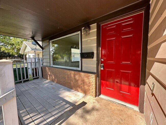 Foto del edificio - Spacious 3 Bedroom/1.5 Bath with a Bonus Room