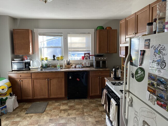 Building Photo - 173 Hillside St