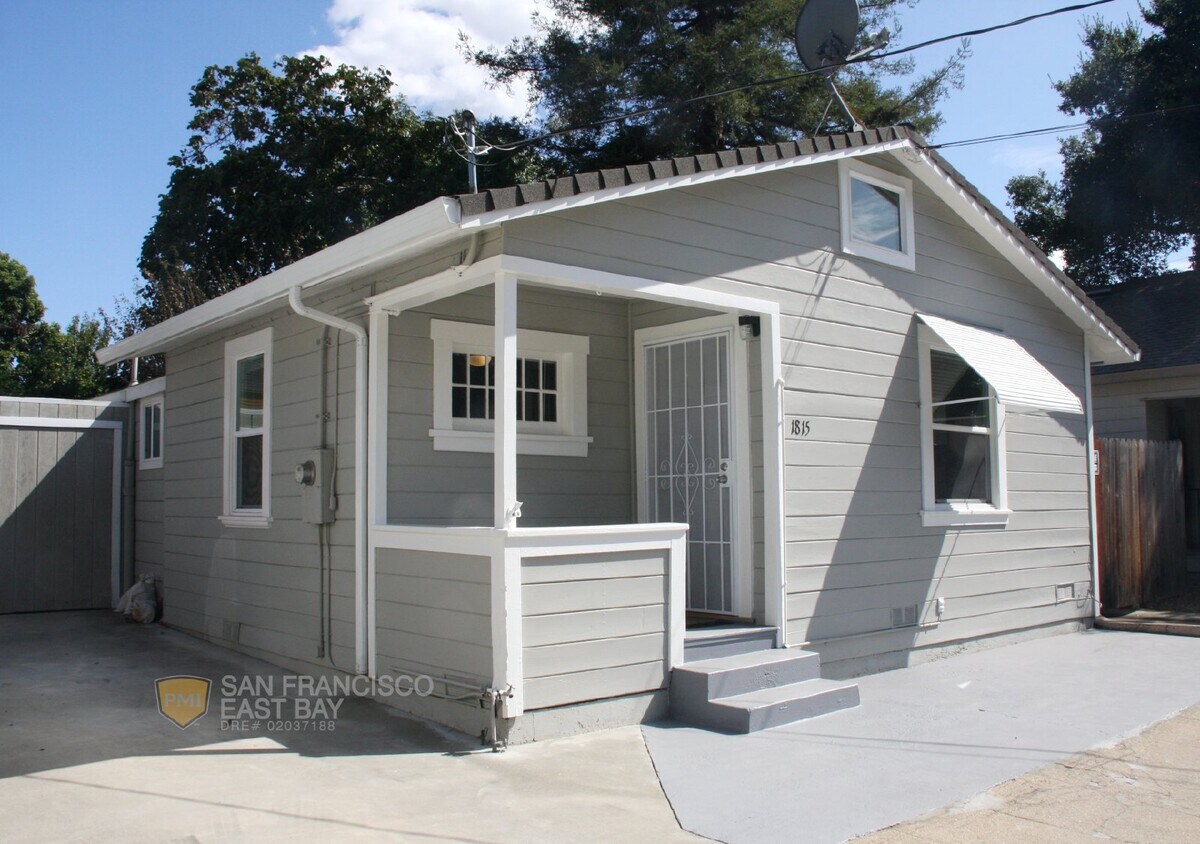 Primary Photo - Captivating 2bd/1ba House with Garage/Work...