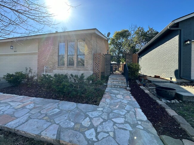 Building Photo - 2-BEDROOM GARDEN HOME IN ALAMO HEIGHTS