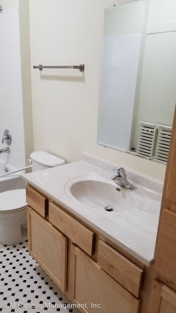 Building Photo - 711 Broadway N