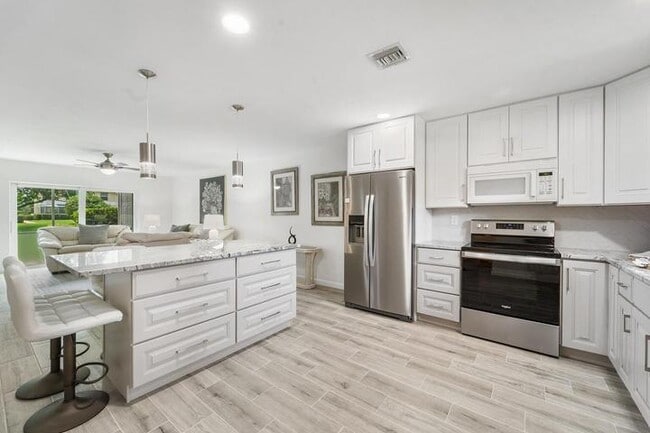 Building Photo - 717 S US Hwy 1