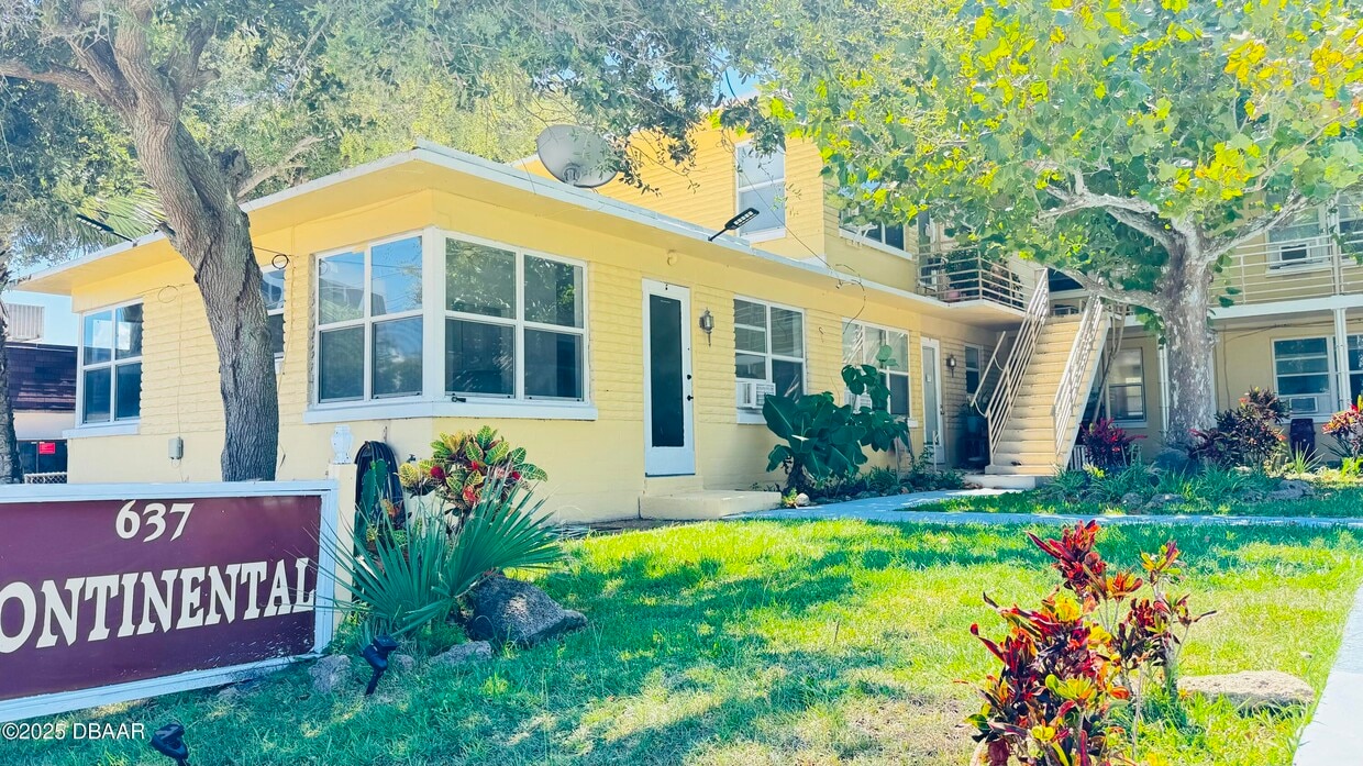 Primary Photo - 637 N Oleander Ave