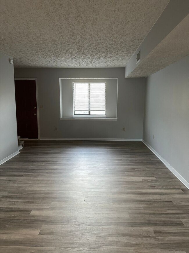 Building Photo - 2 Bedroom / 1.5 Bath Townhouse, Kingsport TN