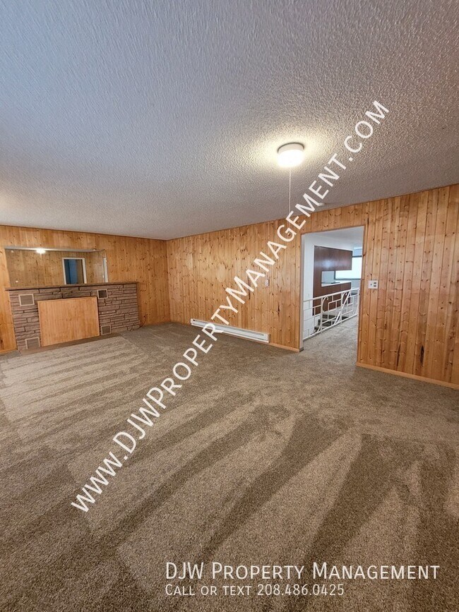 Foto del edificio - 16425 Farmway Rd