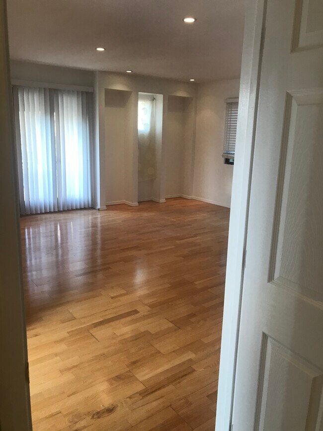 Foto del edificio - 10608 Ayres Ave
