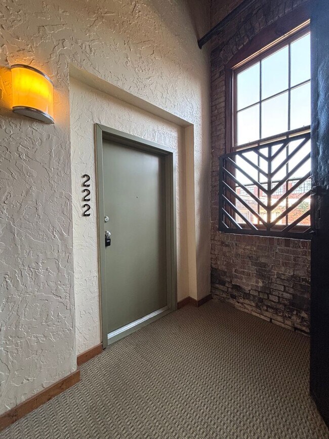 Foto del edificio - Beautiful 1 bedroom 1 bath loft available ...
