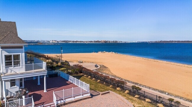 Foto del edificio - 76 Raritan Reach Rd