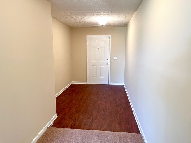 Building Photo - Beautiful with a BALCONY! 3 Bedroom / 2.5 ...
