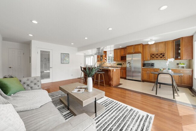 Building Photo - 7741 Oak Meadow Ct