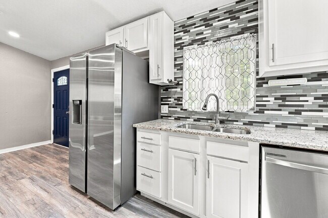 Foto del edificio - $2,800.95 with $300 Off the first month's rent, 3 Beds - 2 Baths, Single Family Home in Denver wi...