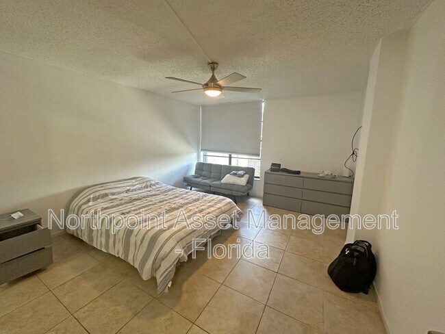 Building Photo - 20 Royal Palm Way